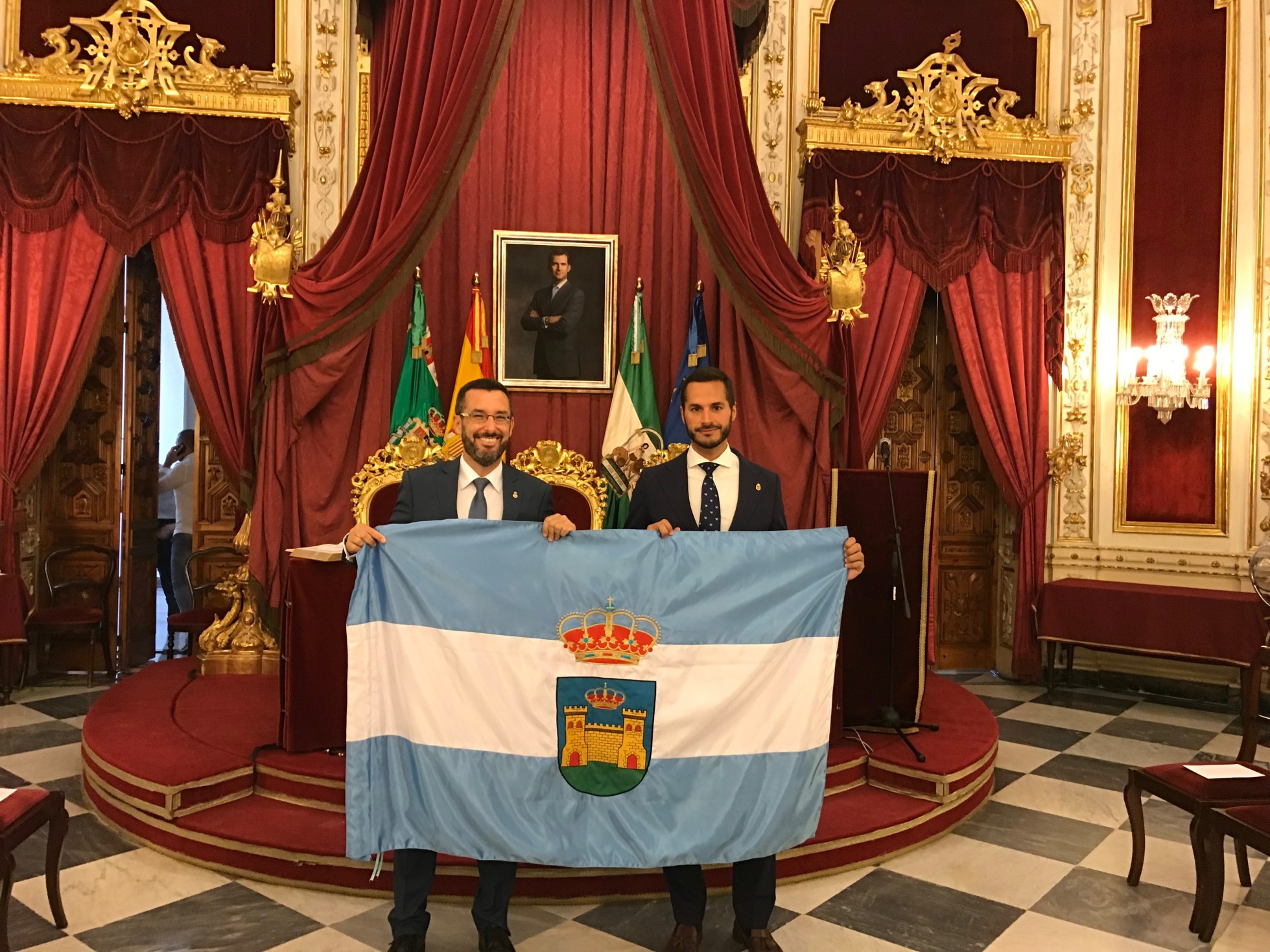 Mario y Juan Franco bandera La Línea Diputación