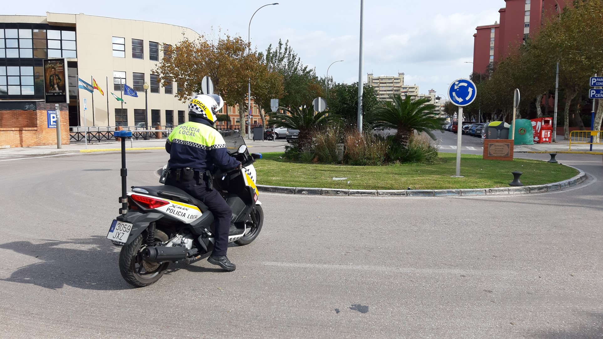 Moto policia rotonda Ayuntamiento