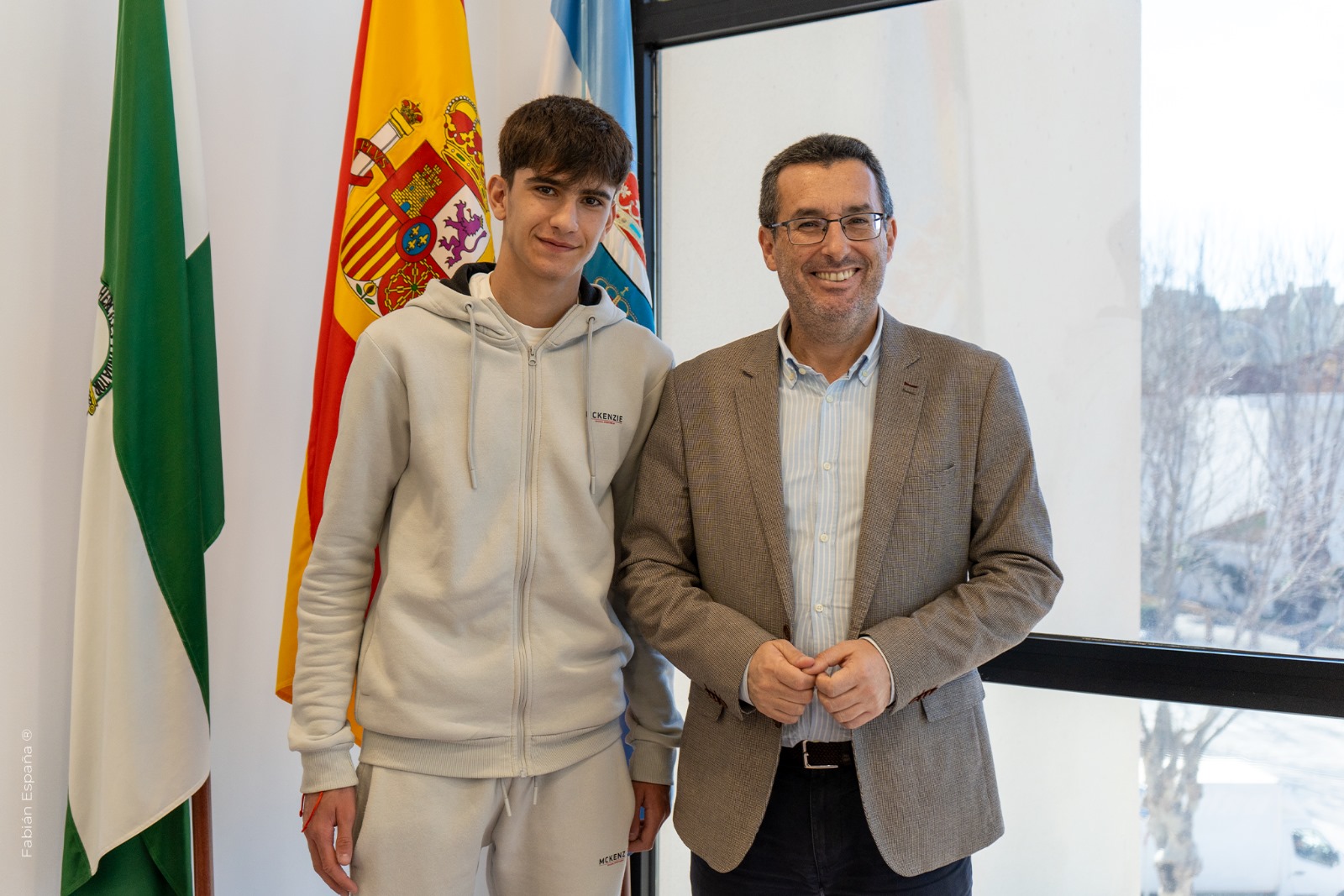 Alcalde con futbolista cadete