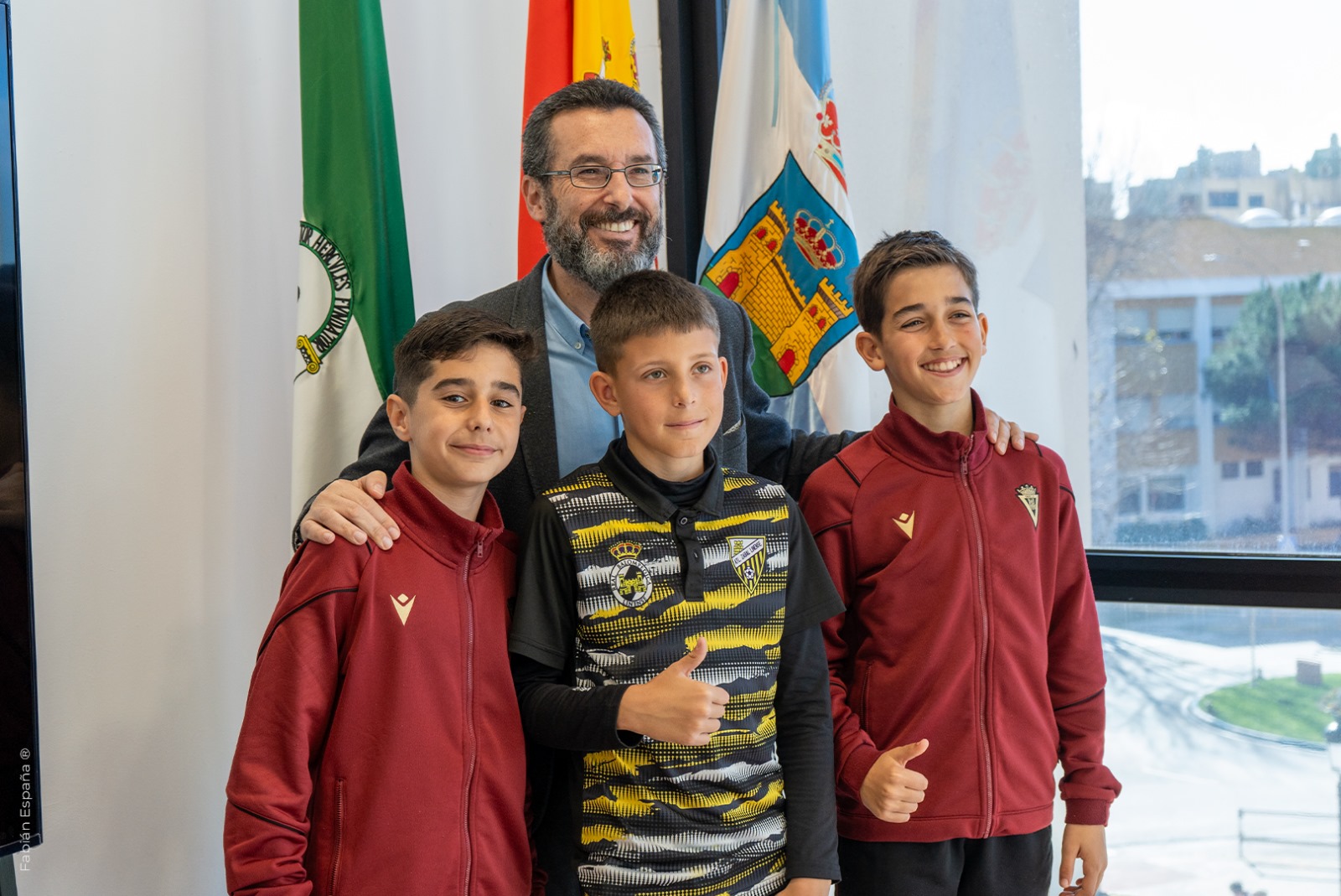 Alcalde con futbolistas alevines seleccionados