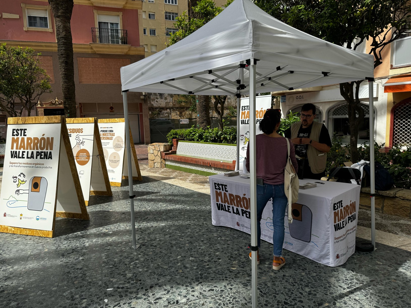 Campaña contenedor marron