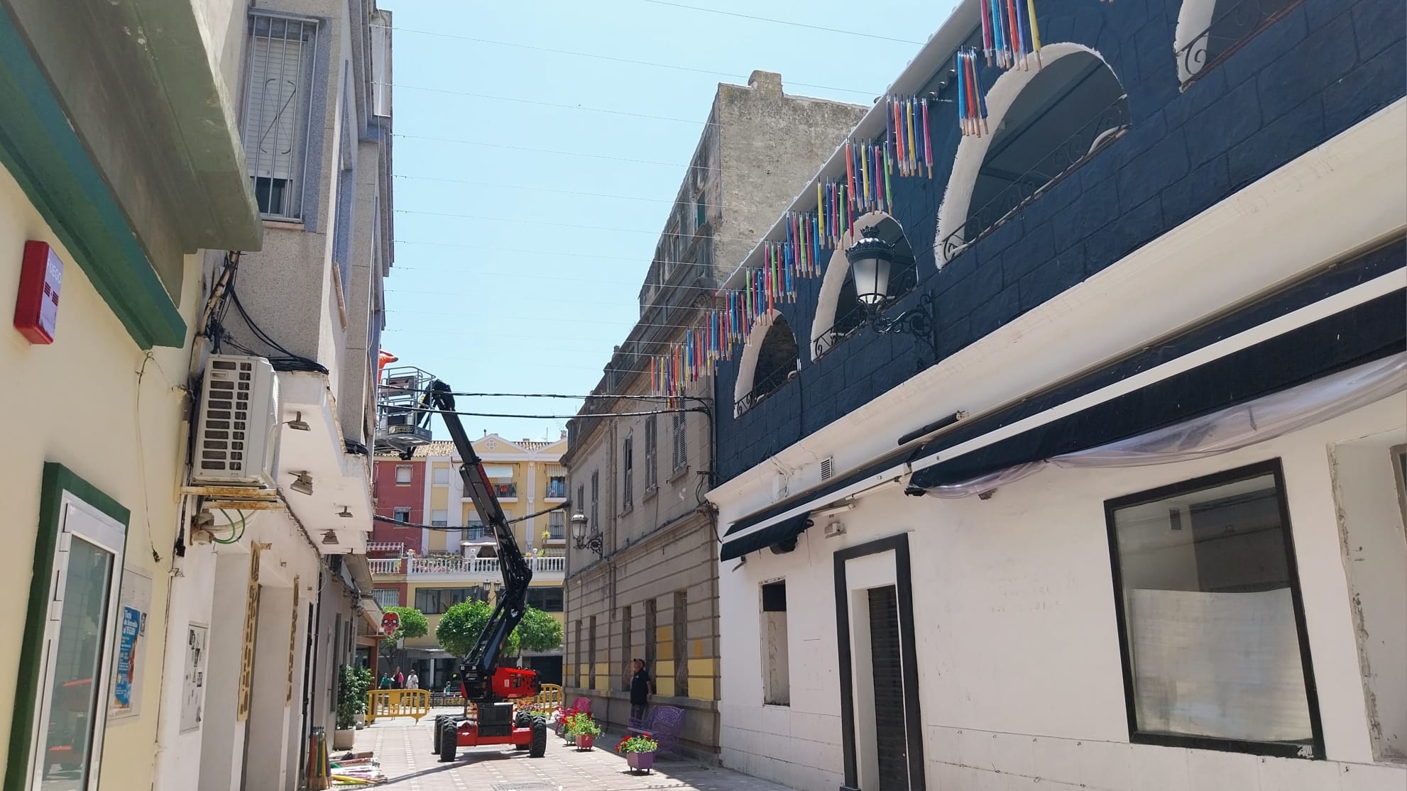 Instalacion paraguas calle Cadalso