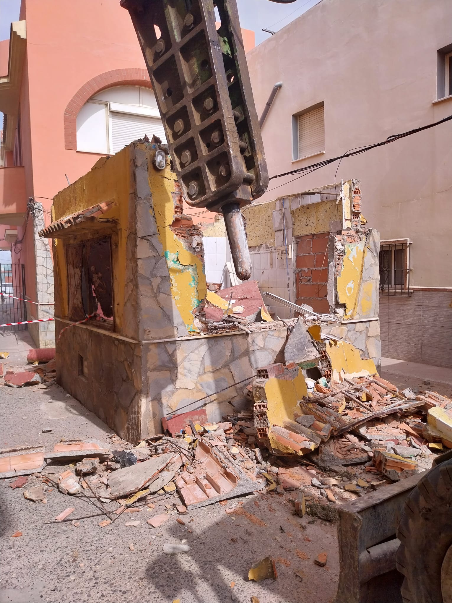 Mantenimiento urbano derribo quiosco 1