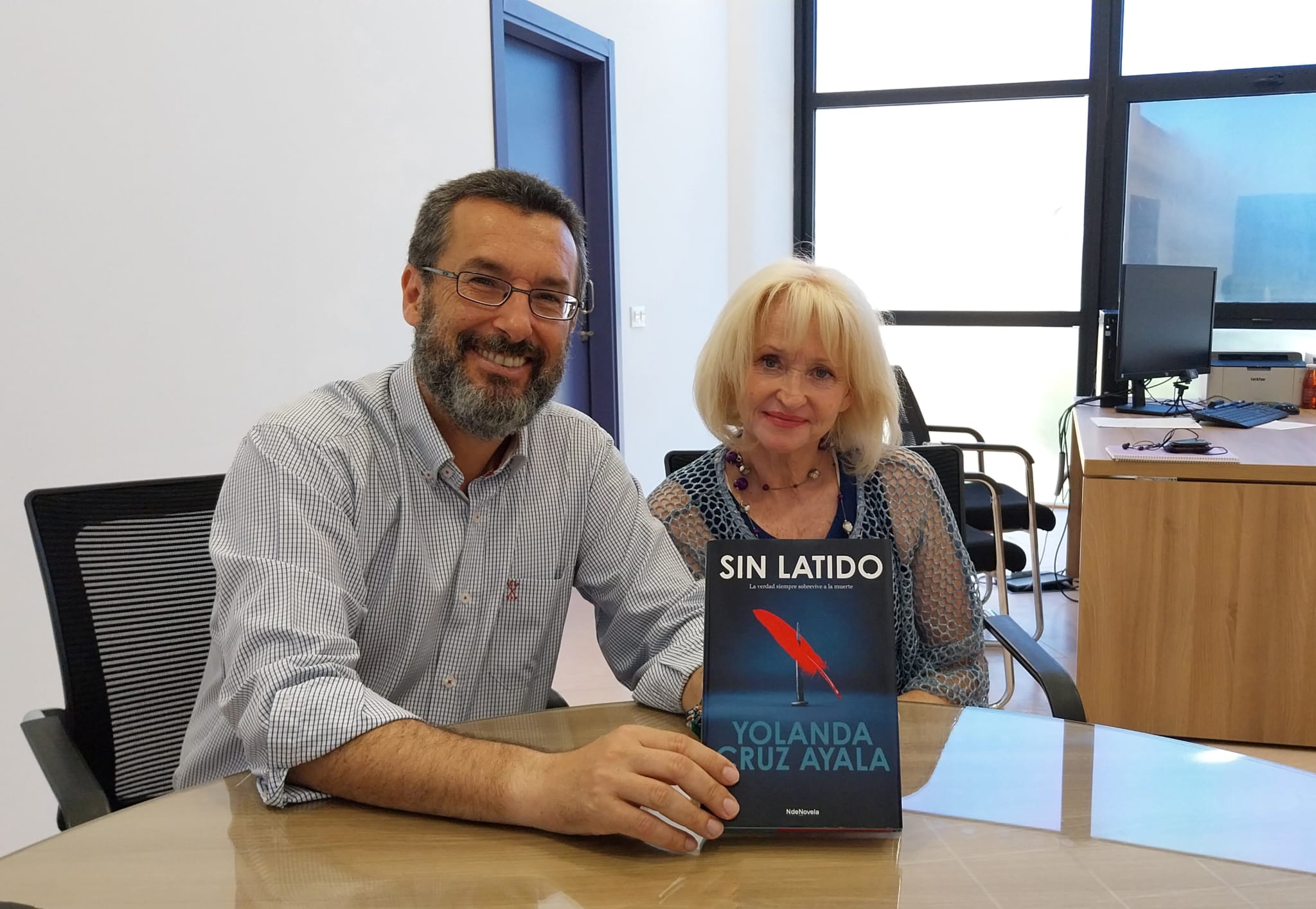 alcalde con Yolanda Cruz