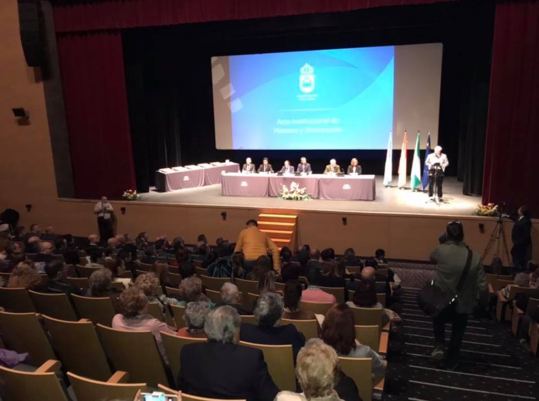 entrega honores y distinciones