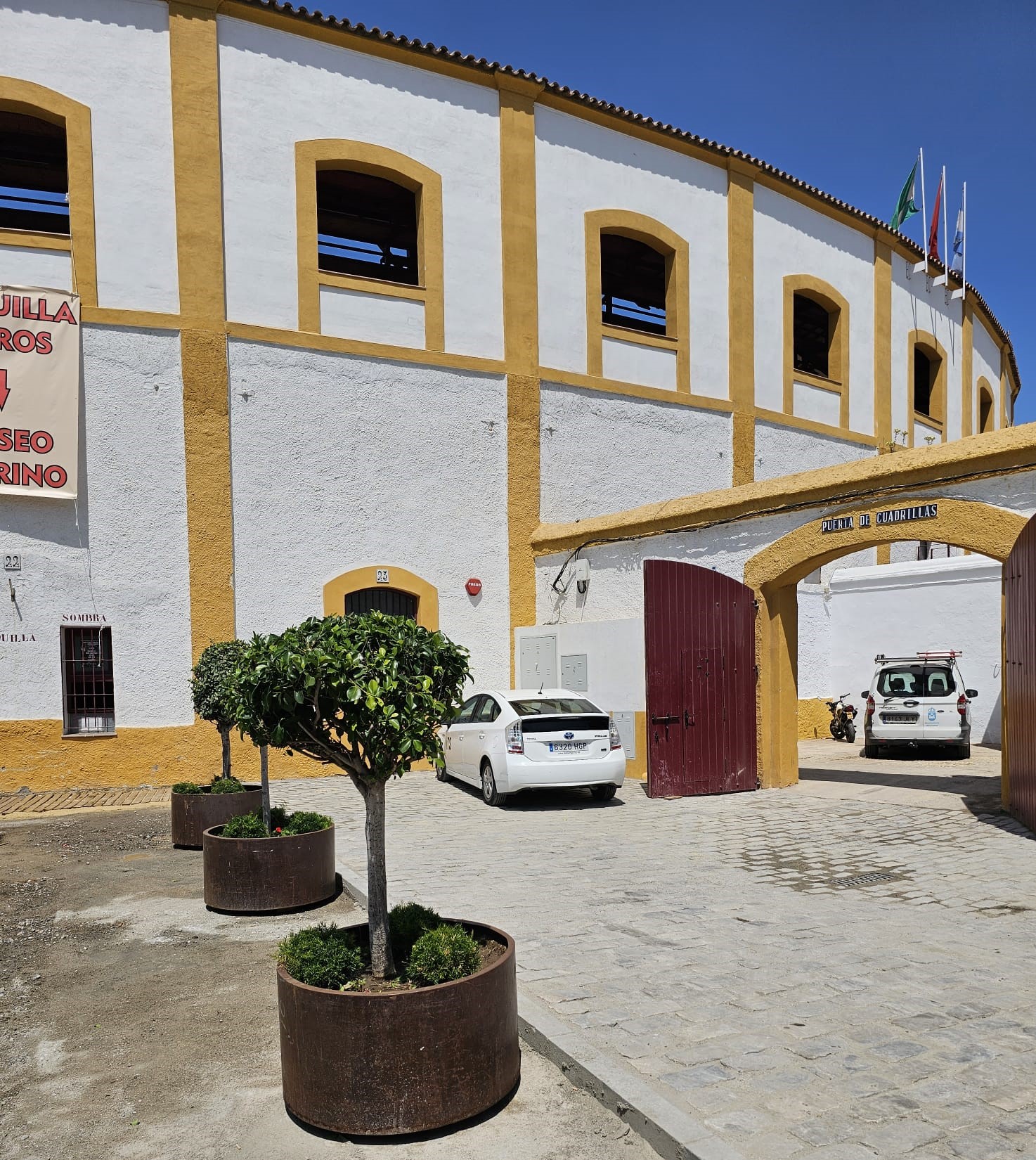ACCESOS PATIO DE CUADRILLAS