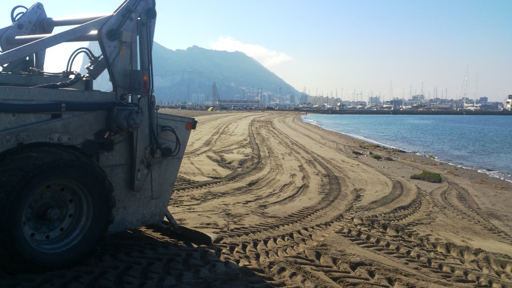 Maquina limpieza playa Poniente