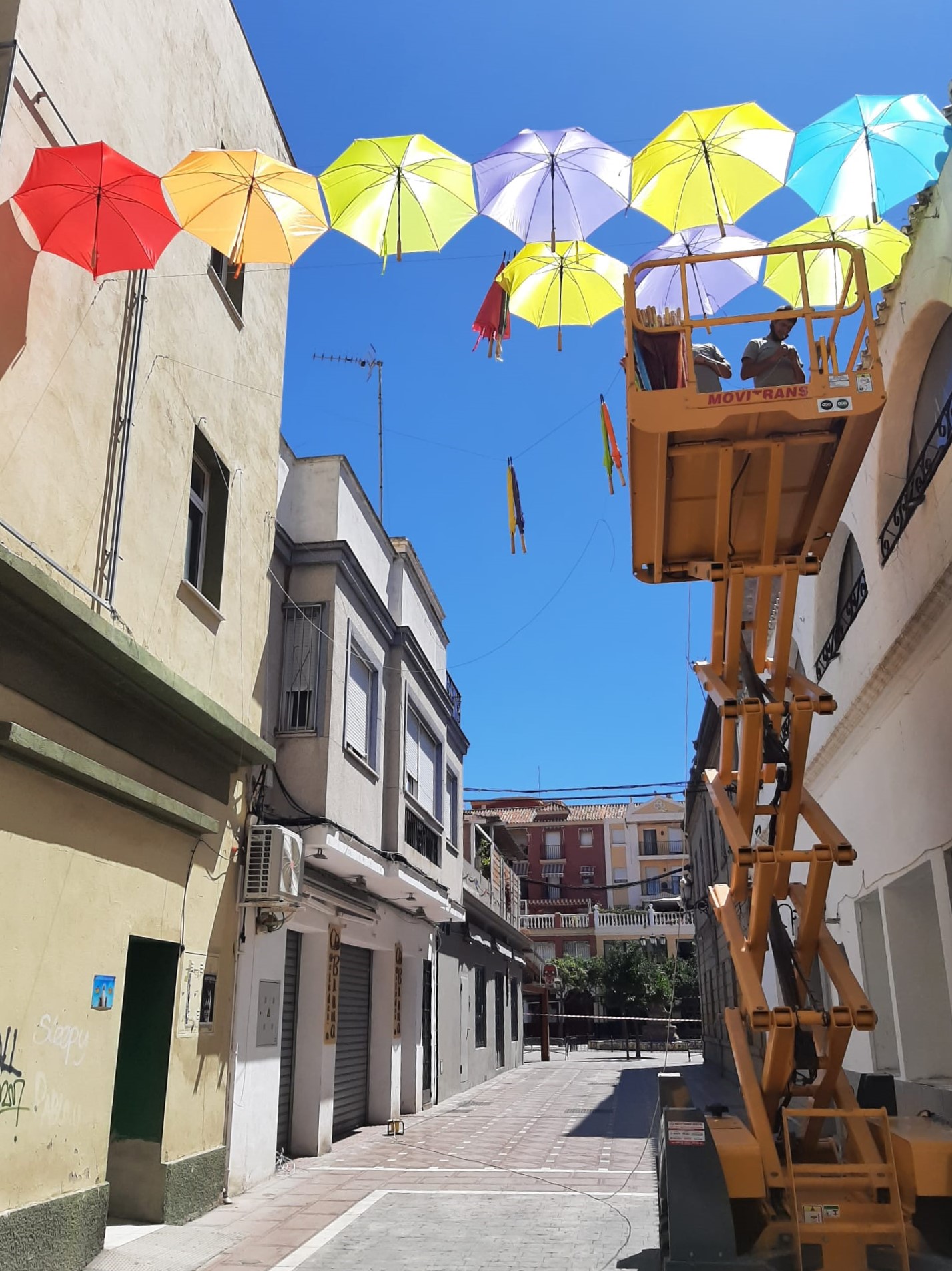 Excmo. Ayuntamiento de La Línea de la Concepción Turismo instala paraguas colgantes en la calle Cadalso