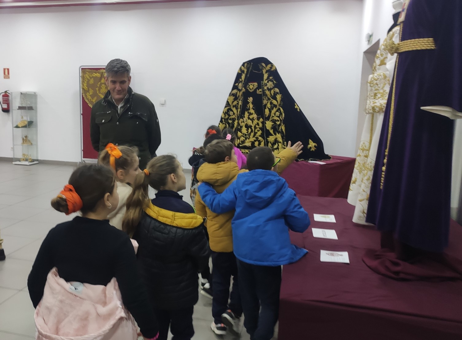 VISITA SEBASTIAN HIDALGO EXPOSICION DE ENSERES 1