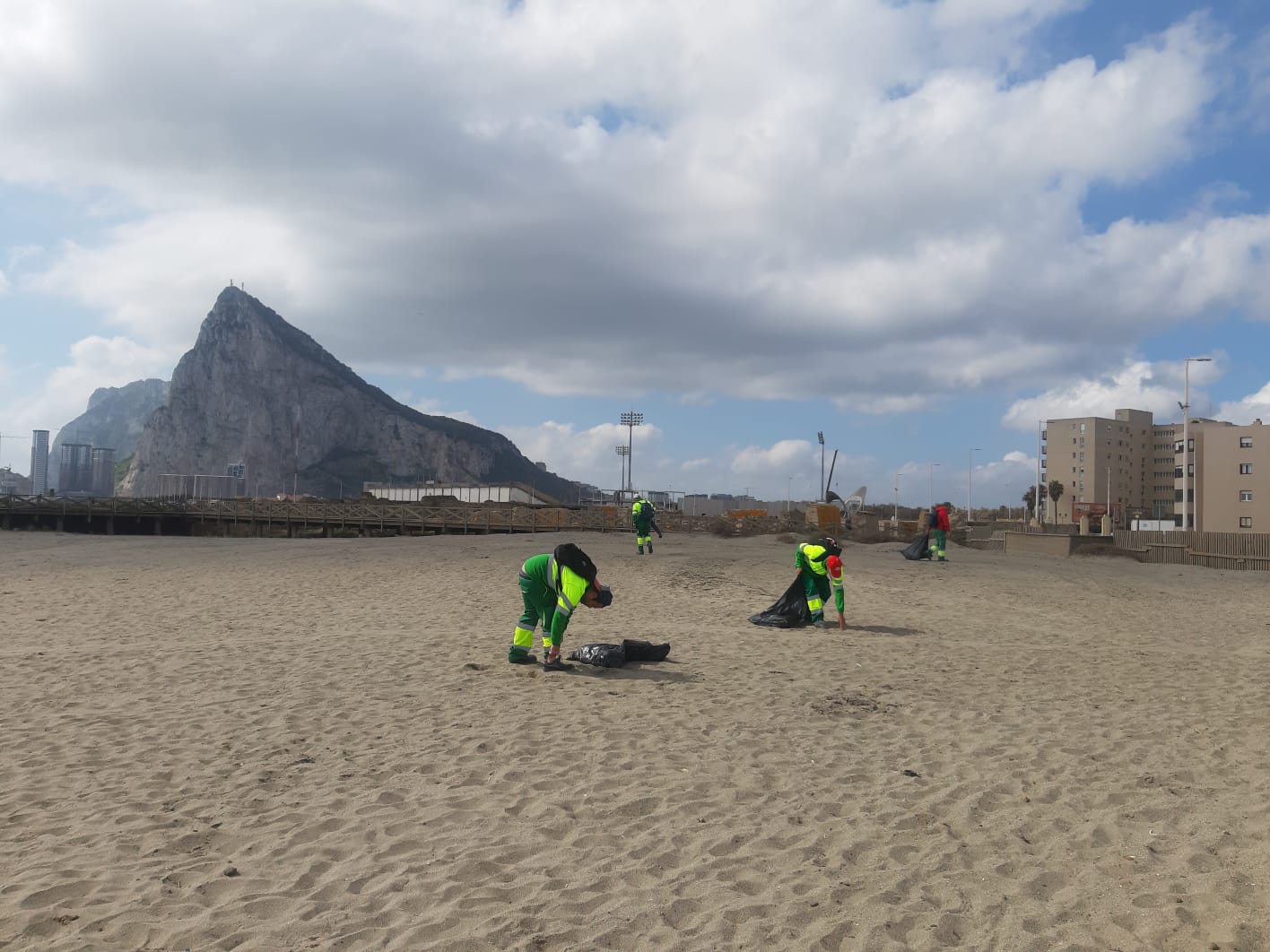 OPERARIOS EN PLAYAS 1